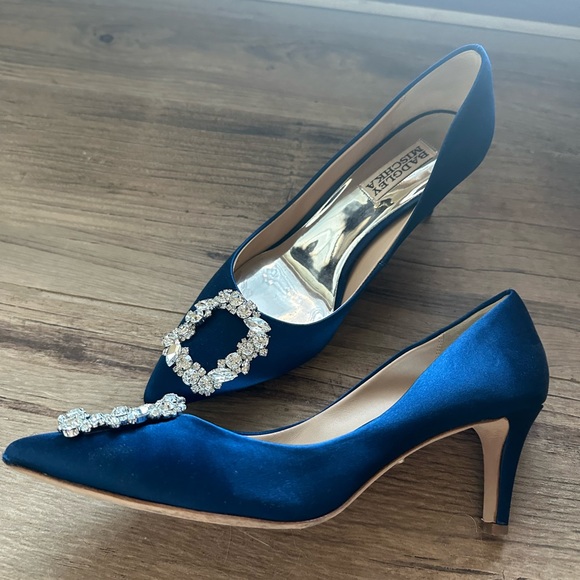 Gorgeous statin Badgley Mischka “Carrie” heels. Size 6 1/2. - Picture 2 of 10